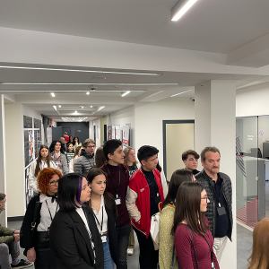 Članovi Međunarodnog proleća pomno slušaju profesorku