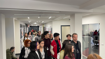 Članovi Međunarodnog proleća pomno slušaju profesorku