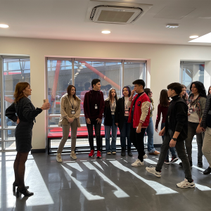 Profesorka daje informacije đacima