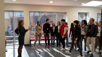 Profesorka daje informacije đacima