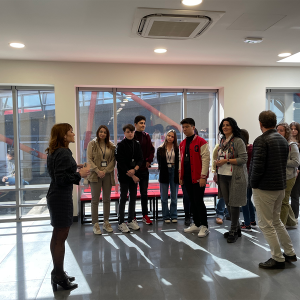 Okupljanje đaka i profesorke