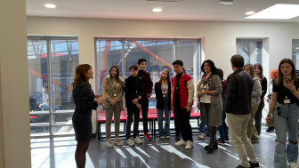 Okupljanje đaka i profesorke