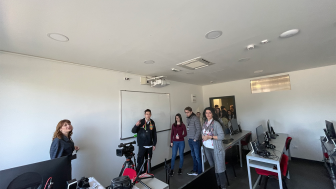 Učesnici se smeštaju u učionicu