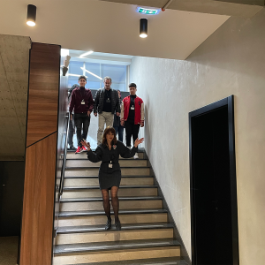 Profesorka i đaci šetaju školom