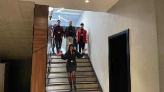 Profesorka i đaci šetaju školom