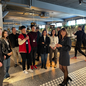 Profesorka sprovodi posetioce kroz objekat