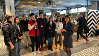 Profesorka sprovodi posetioce kroz objekat