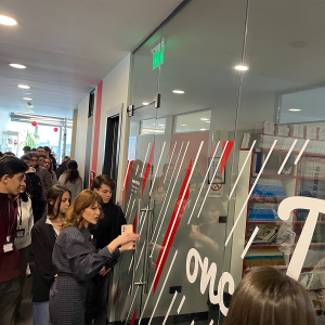 Predavač i đaci ispred učionice se druže