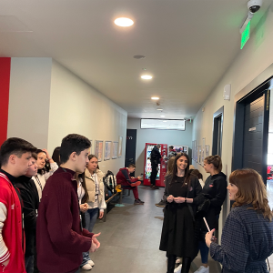 Đaci u holu razgovaraju