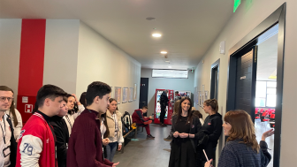 Đaci u holu razgovaraju