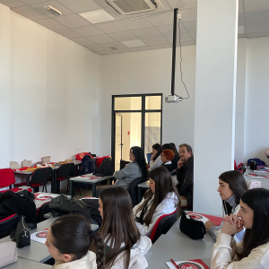 Đaci prate nastavu i zapisuju informacije