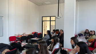 Đaci prate nastavu i zapisuju informacije