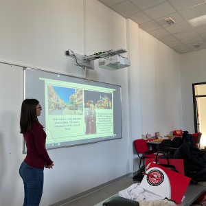 Učenica drži prezentaciju ostalim posetiocima