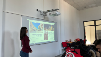 Učenica drži prezentaciju ostalim posetiocima